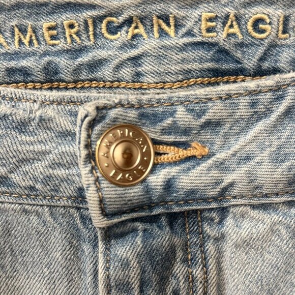 American Eagle Distressed Light Wash tomgirl Jeans Womens Size 2 Denim Casual We - Picture 5 of 10